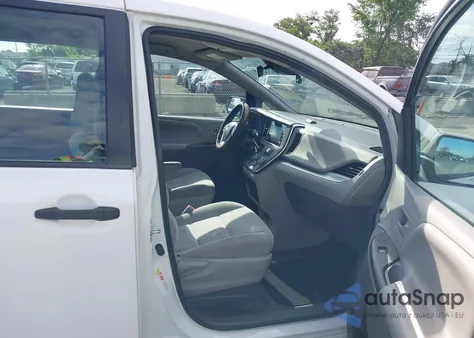 2018 Toyota Sienna L 7 Passenger z USA, uszkodzony, nr VIN 5TDZZ3DC5JS953160